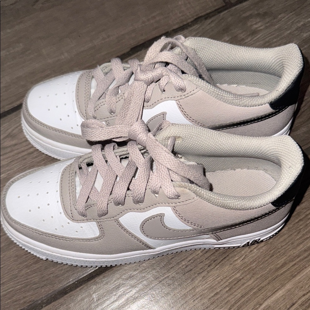 Nike Kids Sneakers in Beige and White